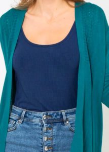 gilet en maille fine vert portée par un femme