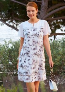 Femme habillé d'une robe noir et blanche droite particuliérement chic