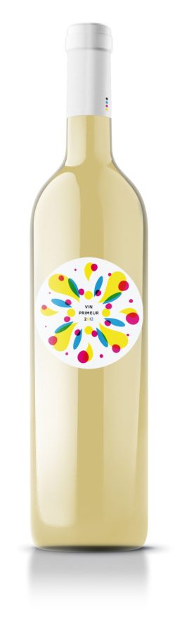 Envie d'en savoir plus sur le vin primeur - bouteille de vin blanc primeur - la bouteille est claire avec une étiquette ronde pleine de couleurs