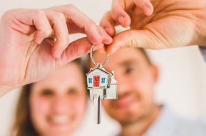 un couple tenant les clé de sa nouvelle maison