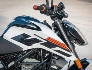 moto aprilla 125 cm3 en gros plan avec carénage blanc et noir et moteur apparant