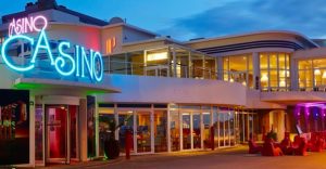 la facade du casino de Val André en Bretagne avec ses néons et sa devanture
