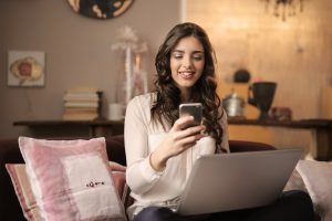 contacter-la-suisse - jeune femme qui cherche a appeler la suisse depuis son portable