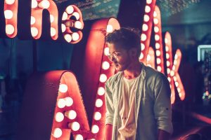 casino un homme devant les lumières d'un casino