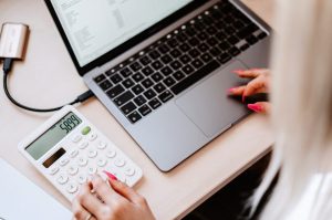 une femme sur un ordinateur portable entrain de vérifier un cheque de banque en ligne