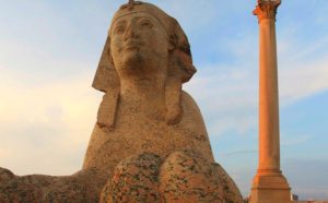 Statue du sphinx au couché du soleil monument emblématique de l'Egypte antique