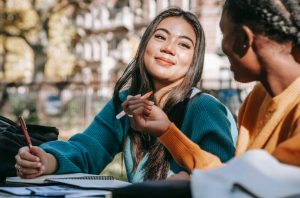 Une étudiante étrangére en séjour linguistique dans une université américaine