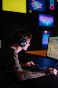 Un gamer entrain de jouer Call of Duty Warzone sur PC