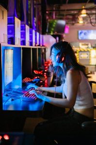 un jeune rameuse joue a Call of Duty war zone sur PC