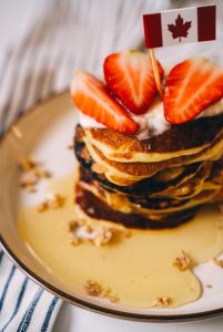 beurre d’érable avec des crêpes et des pan-cake