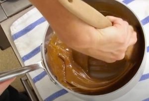 recette de beurre d’érable maison barattez le mélange pour obtenir une texture onctueuse