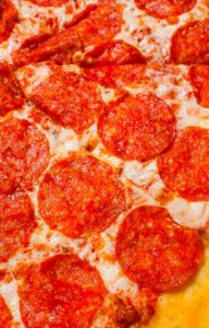 une pizza surgelée bien cuite prete à manger