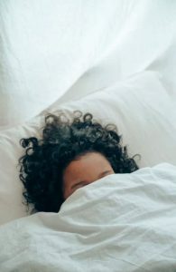 Une jeune femme au lit dans sa Couette 4 saisons