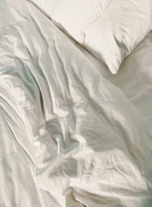 un oreillet, un matelas recouvert d'une Couette 4 saisons