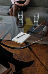 une table et un crayon durant une psychothérapie à Feurs