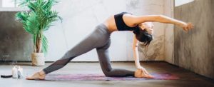 une jeune fille pratique du yoga de type yin yoga