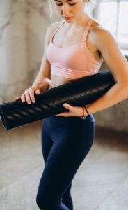 le tapis de yoga un essentiel du matériel de yoga