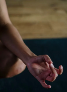 des exercices de yoga au studio de feurs