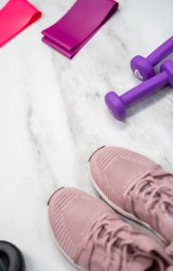chaussure, tapis, pois, les essentiels du matériel de yoga