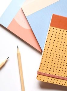 crayon et cahier pour une rentrée a l'école