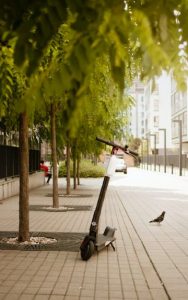 une trottinette électrique en fibre service assurée dans la rue