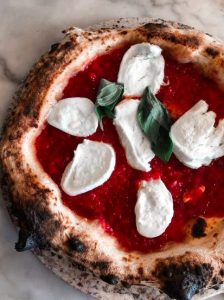 une pizza Margherita fraiche réalise avec une recette simple et typique