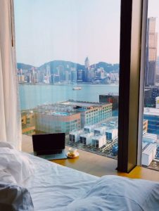 l'intérieur d'un appartement mis en vente avec une vue sur la mer, l'estimation pour ce bien est très importante