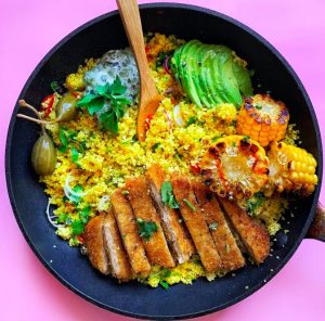 Une recette appétissante pleine de couleur réalisée dans un wok électrique