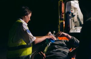 prise en charge d'une urgence médicale par le SAMU - un homme dans une civiÚre entre dans une ambulance