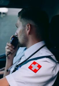 Un ambulancier dans son ambulance entrain de prendre un appel d'Urgence Medicale