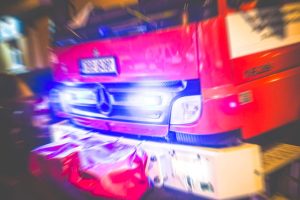 Un camion de pompier arrivant pour pratiquer des techniques de premiers secours sur une victime