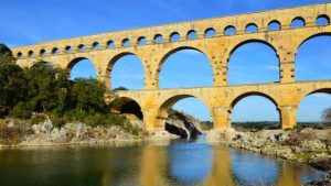 Vue sur le pont du Gard avec le gardon en dessous, un lieu parfait pour faire du kayak
