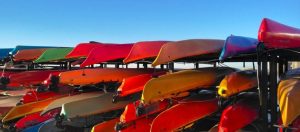 kayak de toutes les couleurs posés sur les rives du pont du Gard et le gardon