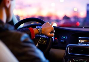 au volant d'une voiture avec le permis boite automatique