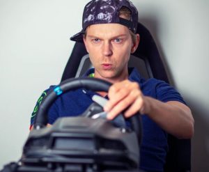 Un jeune s'entrainant au code de la route sur un ordinateur