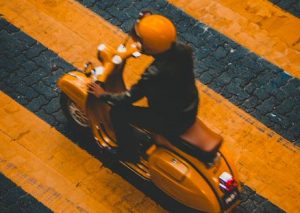 un scooter orange, possesseur d'un BSR