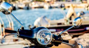 un scooter garé sur une plage