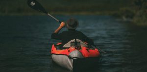 Un kayak gonflable sur l'eau de dos