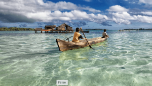 Un canoë traditionnel sur un lagon