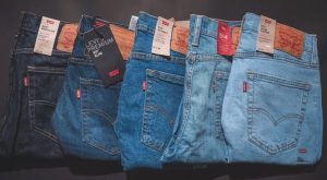 5 blue jeans de 5 teintes differentes, un basique de la garde robe moderne