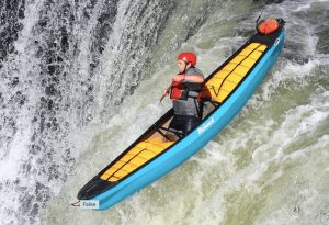 Un kayak de mer dans les vagues
