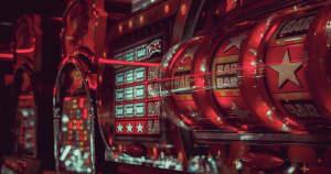 Des machines à sous dans un casino