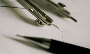 Un crayon de papier, et un compas idéal pour le calcul du volume d'un cylindre