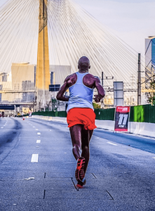 un homme dans un Street Workout sur un pont