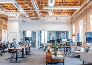 un open space d'une agence de webmarketing