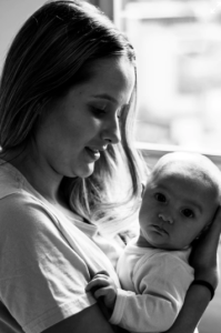 une maman et son bebe en soin allaitement