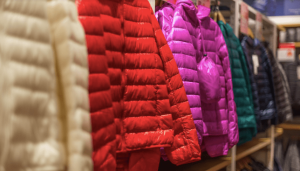 des ceintres avec des doudounes multicolores