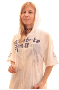 Une jeune fille avec une coupe vent pour femme blanc