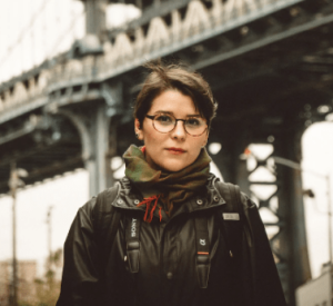 une femme a lunette avec une coupe vent pour femme noir