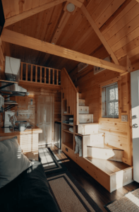un décorateur d'intérieur qui conçoit un salon dans une maison de bois a Nantes